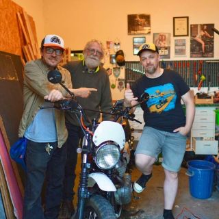 Jsou dvě místa, který v Brně musíš navštívit: Masarykův Okruh (MotoGP) a mojí garáž TWO WHEELS NO TEARS 🤙🏁 . 👉🏻🇺🇸Dave...