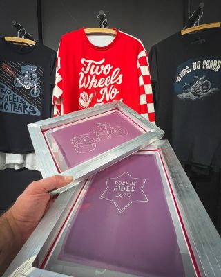 Počasí stojí za 💩, tak radši ladíme náš sítotiskový stánek na ROCKIN' RIDES - Harley-Davidson & Royal Enfield DemoDay ❤...