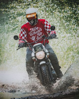 Vzpomínka na léto a hlavně na 🏁Scrambler Fever Rally 2025🏁. Jo💪, ten dres je už konečně i na shopu. V červený a...